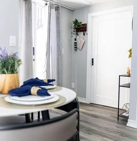French Charm In Brampton 2 Bdrm Apt Exterior photo