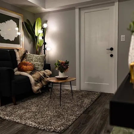 French Charm In Brampton 2 Bdrm Apt Exterior photo