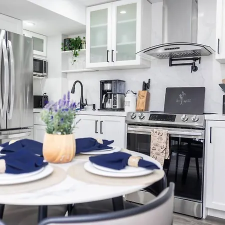French Charm In Brampton 2 Bdrm Apt Exterior photo